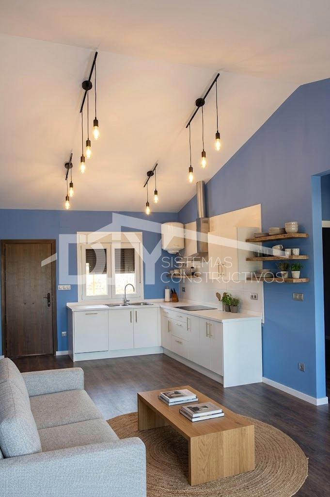 Salón-cocina abierto de una casa DIY