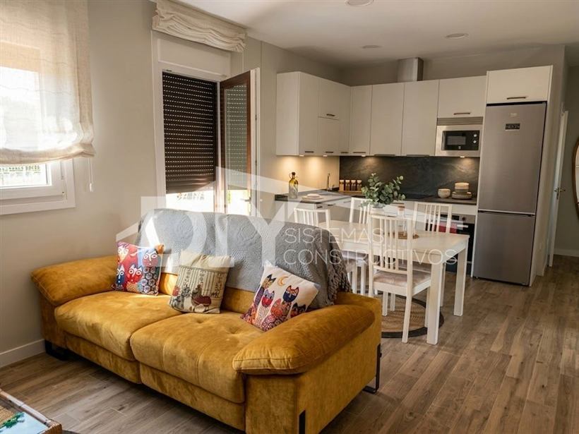 Salón-cocina abierto de una casa DIY